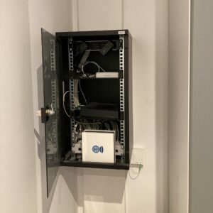 Baie de brassage avec box domo tique dans une maison individuelle