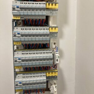 Coffret électrique en cours de rénovation